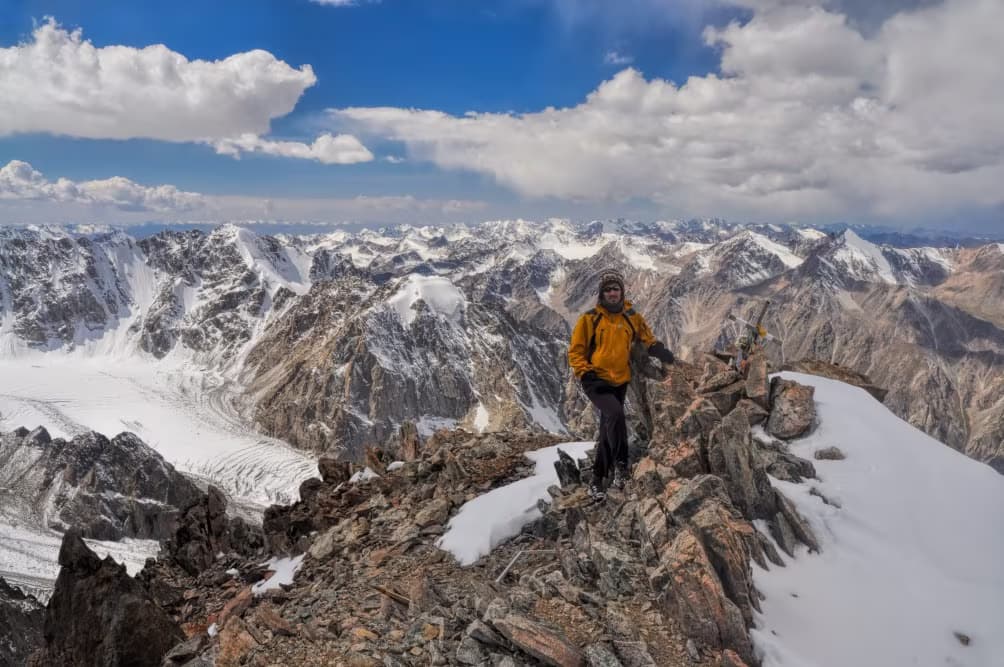 Ascensión a la cumbre Uchitel