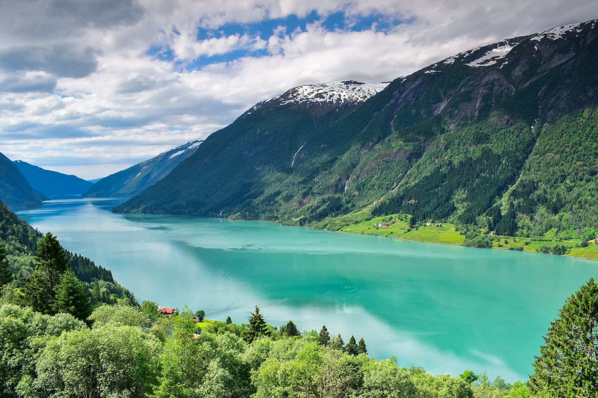 Al descubrimiento de los fiordos, glaciares y tesoros históricos