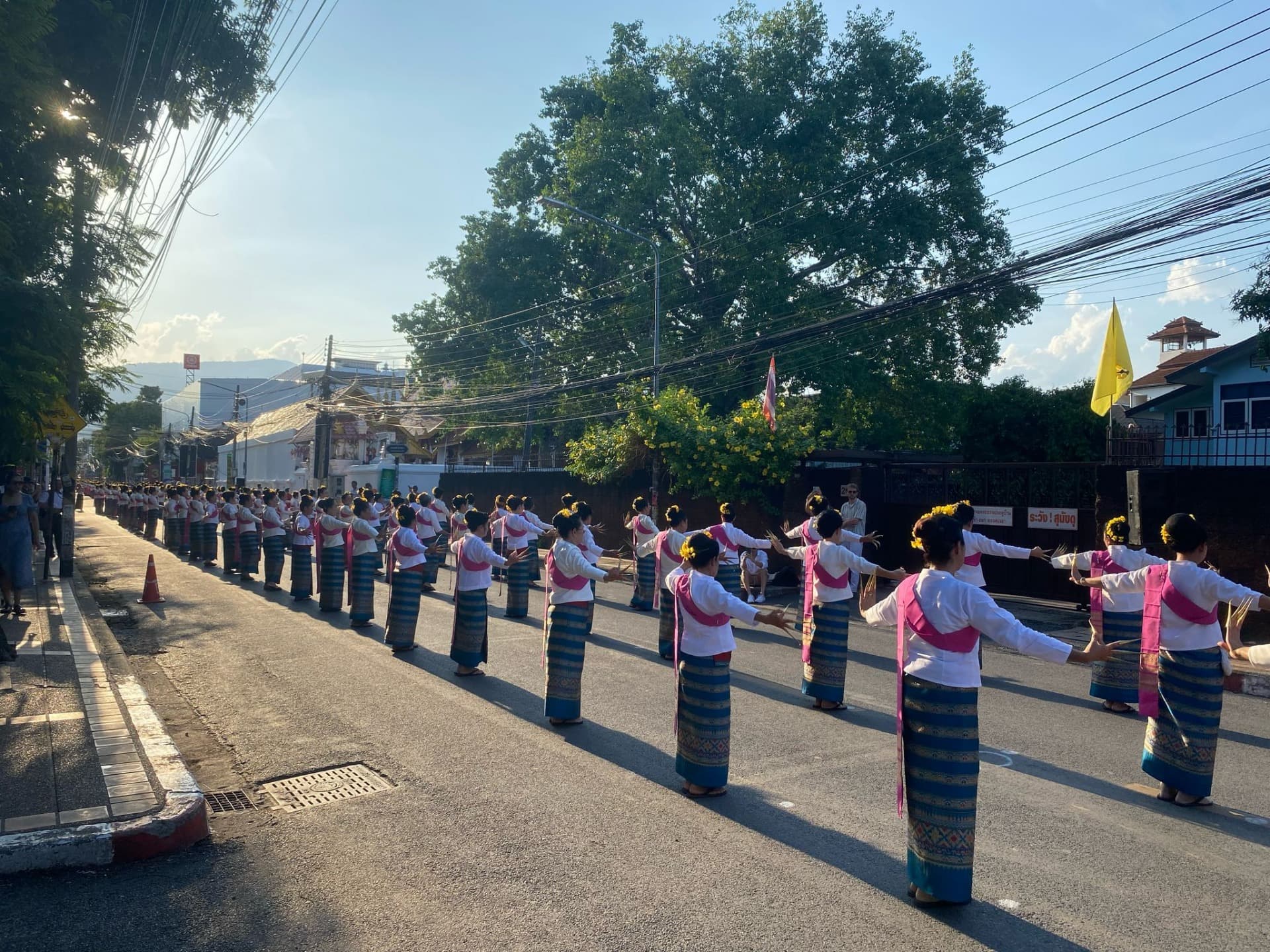 Más de 7000 bailarinas tradicionales para el 729 aniversario de Chiang Mai: Un récord registrado en el Guinness Book