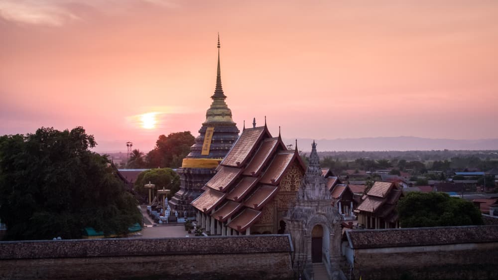 coucher de soleil wat phra that lampang luang