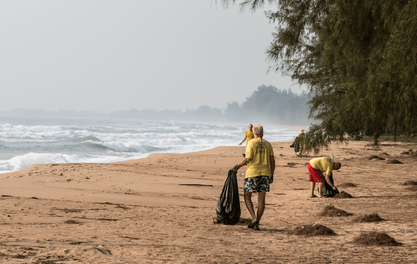 Limpiar las playas de Tailandia y recoger residuos con Trash Hero