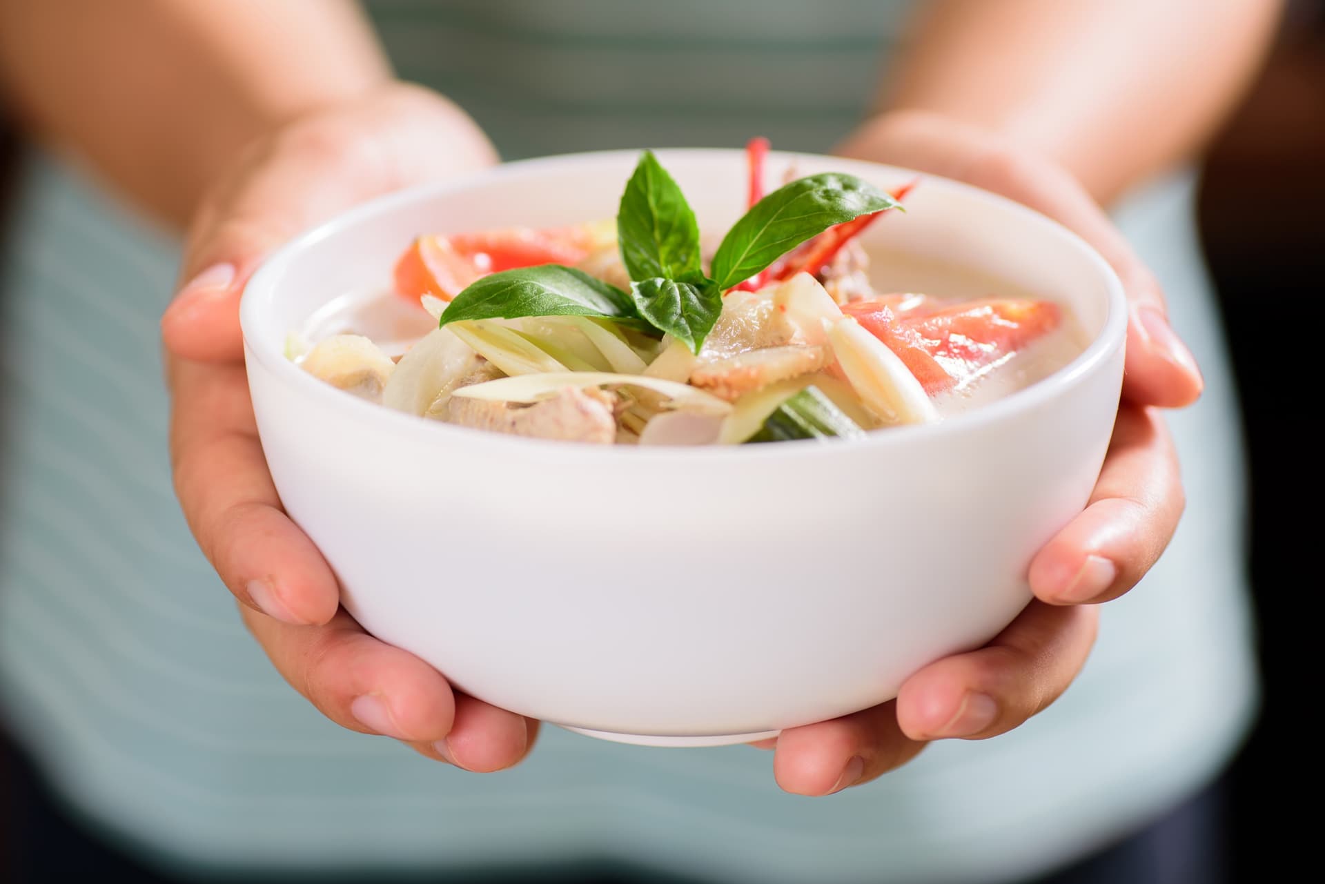 Tom Kha Kai: la receta de la imprescindible sopa de pollo con leche de coco