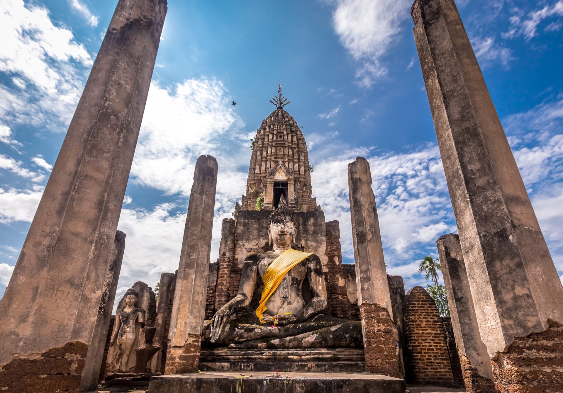🚗 Autotour à travers l'Histoire et les Traditions – Des canaux d'Amphawa aux temples du Nord