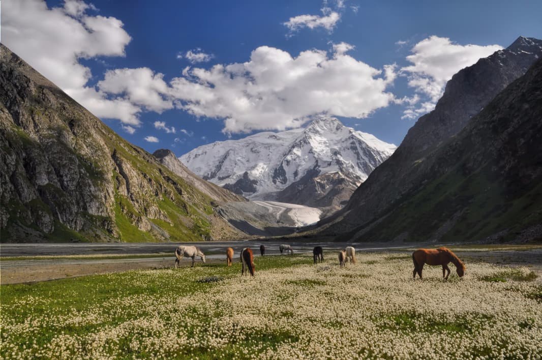 Le long des sentiers kirghizes à cheval