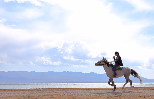 Senderismo a caballo hacia el lago Son-Kul
