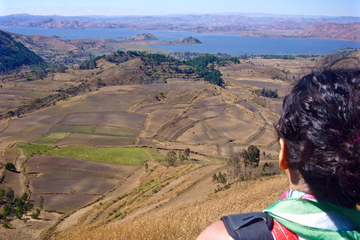 A pie al Oeste de Tana, Antongona e Itasy